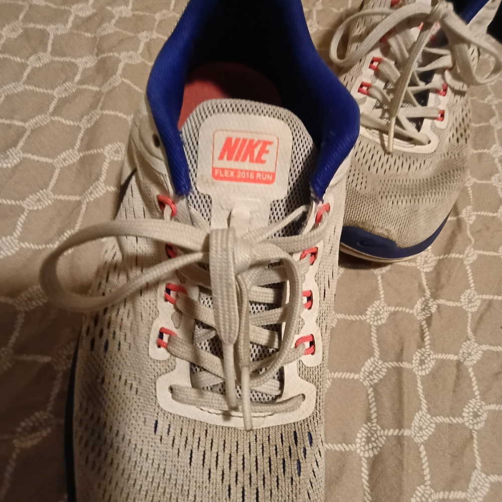 Nike Flex 2016 Run Cream Sneakers with Blue and Red Accents